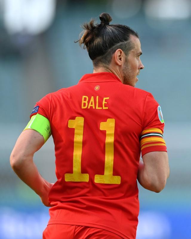 开云官网首页-永远有人18岁!贝尔看着恩博洛 满眼都是曾经自己