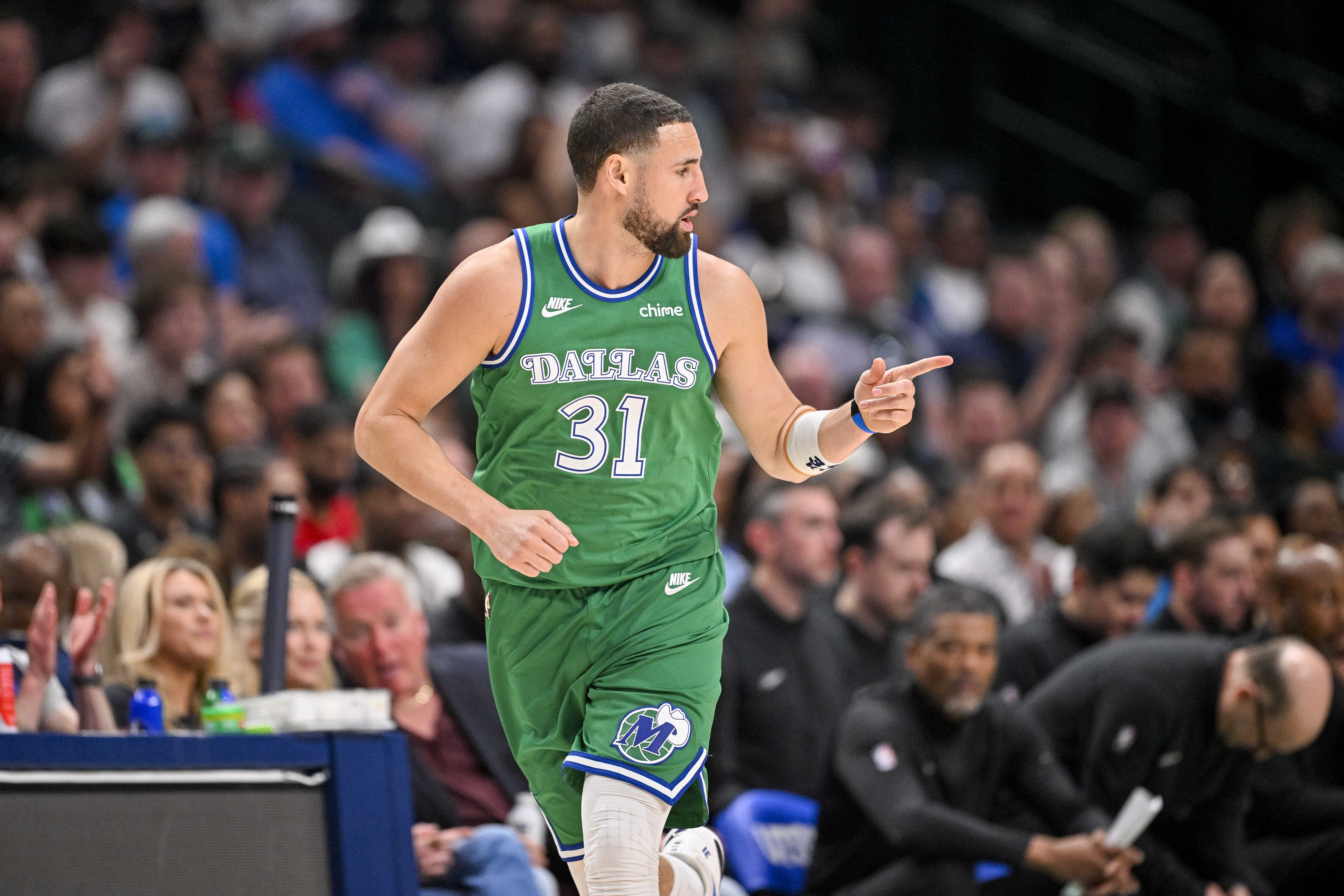 手感来了！克莱外线开炮 独中4记三分帮助球队扩大领先