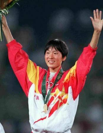 退役后移居美国,3个孩子3个爹,53岁奥运冠军王军霞现在还好吗?|中长跑|婚姻|运动员|人生|传奇_新浪体育_新浪新闻