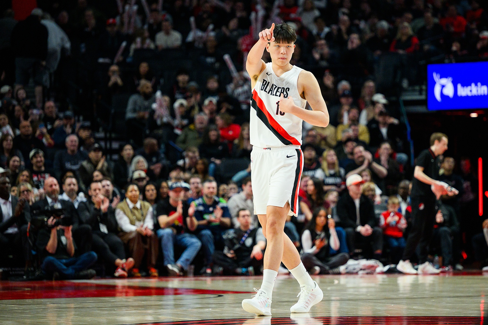 开云首页体验-杨瀚森谈第一年打NBA感受:快 转换快&节奏快&要不停地折返跑